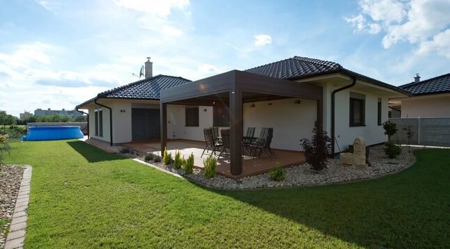 Pergola családi ház teraszán