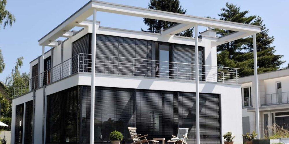 Kültéri zsalúzia és pergola egy kétszintes családi házon